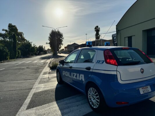 Catania, vuole sottrarsi al controllo e sperona la volante della polizia in un folle inseguimento fino a Librino: arrestato 39enne