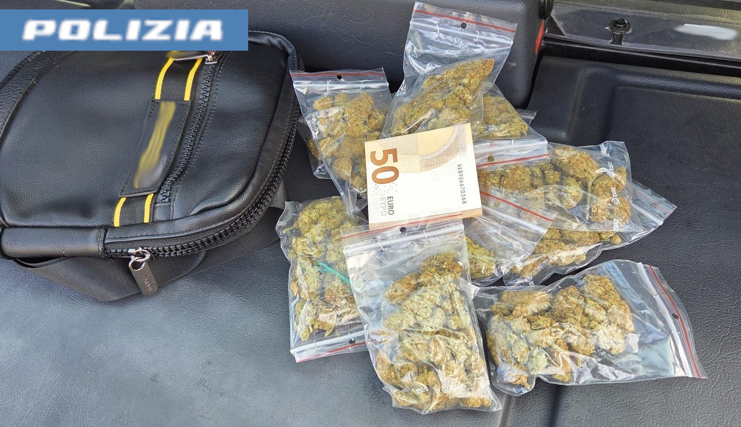 Catania, sorpreso a spacciare in un parcheggio da un poliziotto libero dal servizio: arrestato 22enne e sequestrate varie dosi di droga
