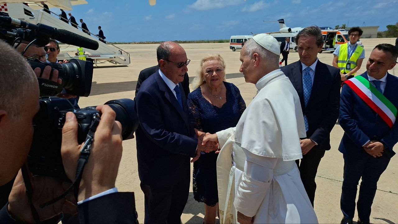 Papa Leone a Lampedusa, Schifani ringrazia la Protezione civile e dona una triscele al Santo Padre: “Orgoglioso del senso di responsabilità di tutti”