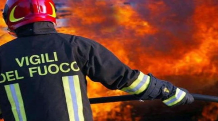 Muore tra le fiamme mentre brucia le sterpaglie nel suo terreno