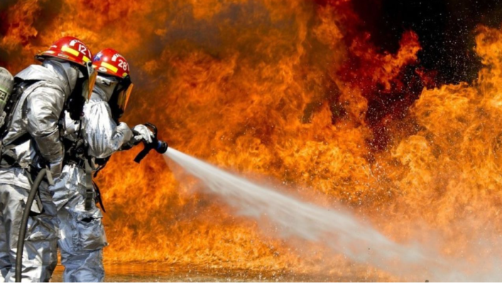 La Sicilia va a fuoco, in fiamme un supermercato di Belmonte Mezzagno e il bosco nel cuore di Salaparuta