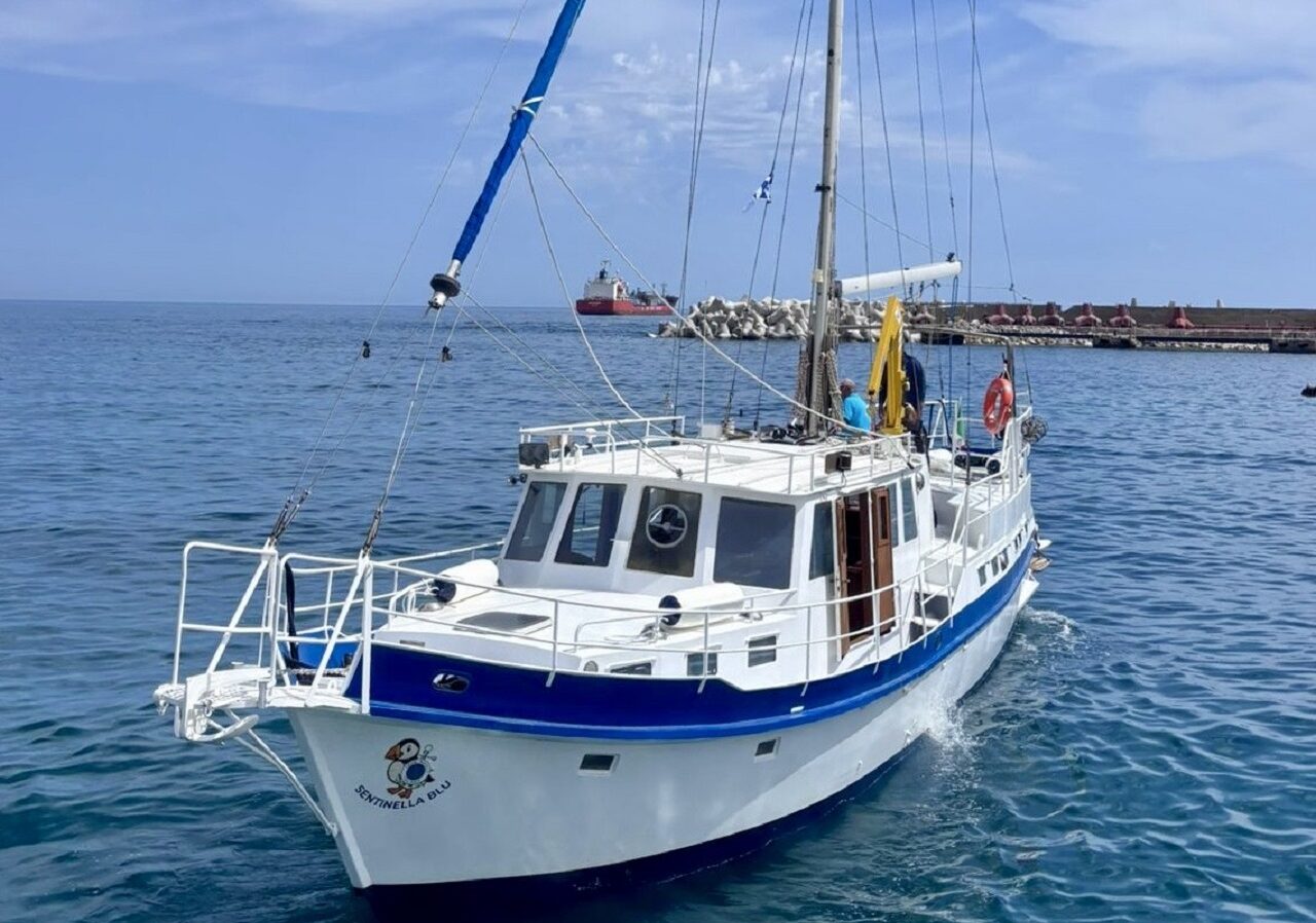 Da imbarcazione impiegata nei traffici illegali a laboratorio navigante per la tutela del mare: la “Sentinella Blu” salpa dalle acque di Siracusa