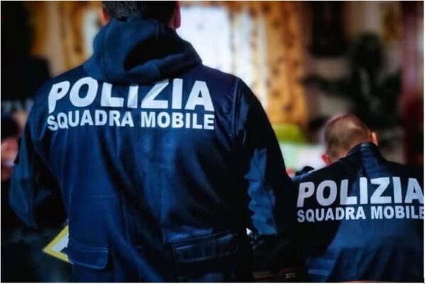 Pistola con matricola abrasa nascosta nel doppio fondo della cuccia del cane: arrestato un 48enne