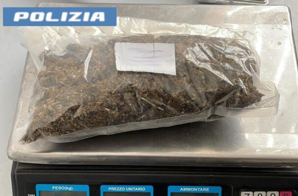 Vede la Polizia e lancia un sacchetto con la droga durante la fuga: arrestato 20enne a Catania