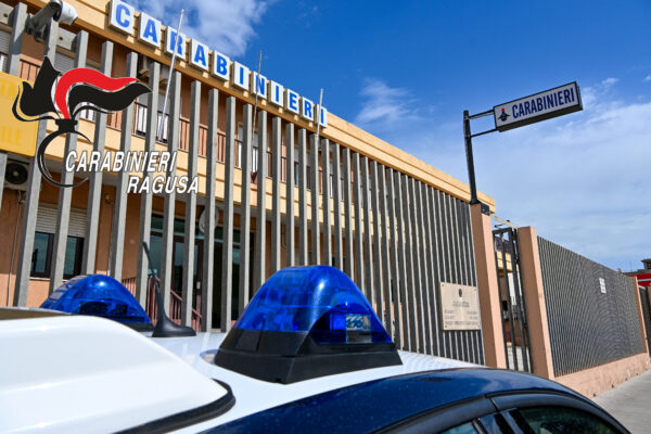 Tenta di estorcere denaro all’anziana madre e aggredisce i militari: arrestato un 45enne di Comiso