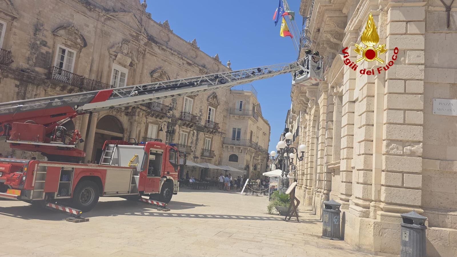 Crollano parti della facciata di Palazzo Vermexio a Ortigia: intervento dei vigili del fuoco in piazza Duomo