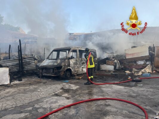 Catania, incendio nella zona del Faro Biscari: in fiamme baracche e automezzi