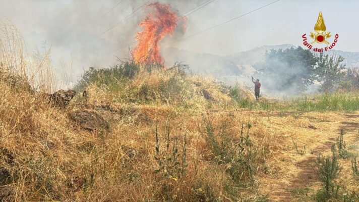 Emergenza incendi nel Catanese: oltre 100 richieste di intervento ai Vigili del Fuoco in dieci ore