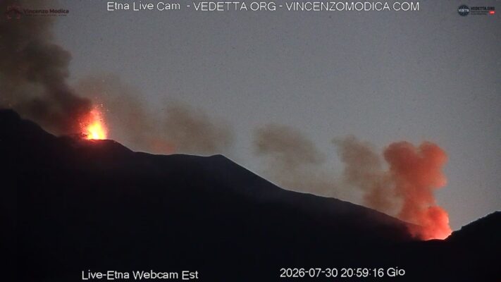 Etna, notte di spettacolo per una nuova colata lavica nella Valle del Leone