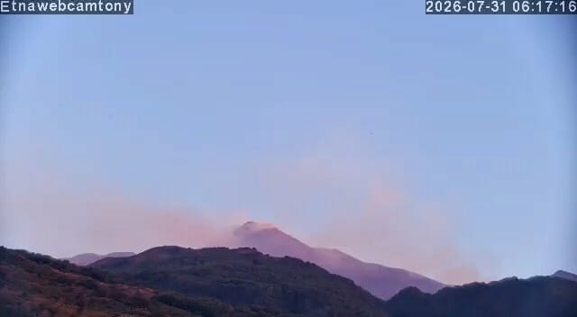 Etna, la colata lavica continua a scendere nella Valle del Leone: raggiunta quota 1.700 metri