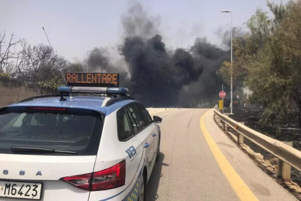 Incendio sull’A19 Palermo-Catania, in fiamme anche un deposito Anas: traffico rallentato all’altezza di Resuttano