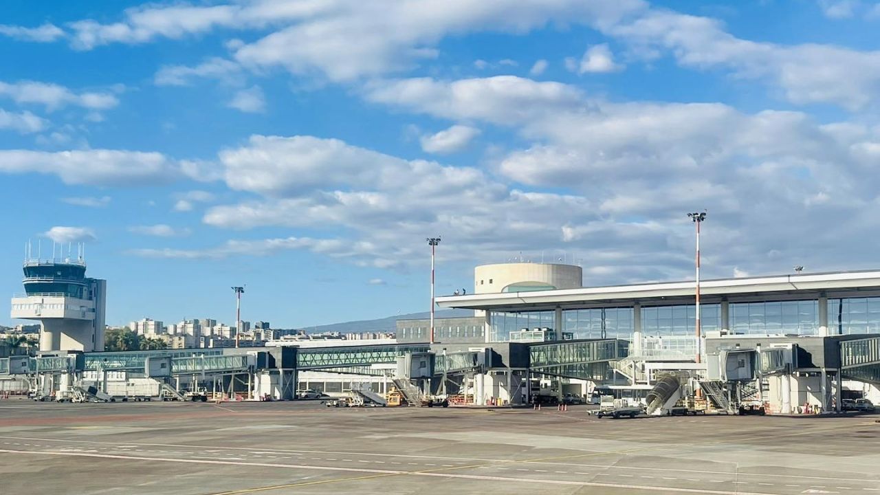 L’Etna ancora in eruzione: stop ai voli fino all’aeroporto di Catania fino alle 14