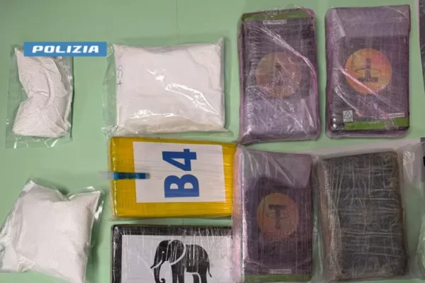 Tentano la fuga ma finiscono contro lo spartitraffico: beccati con 13 chili di droga
