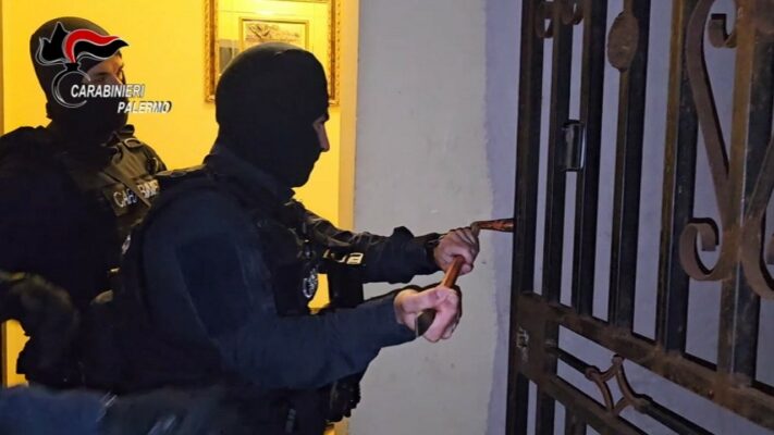 Banda del kalashnikov: in otto scelgono il silenzio di fronte il Gip