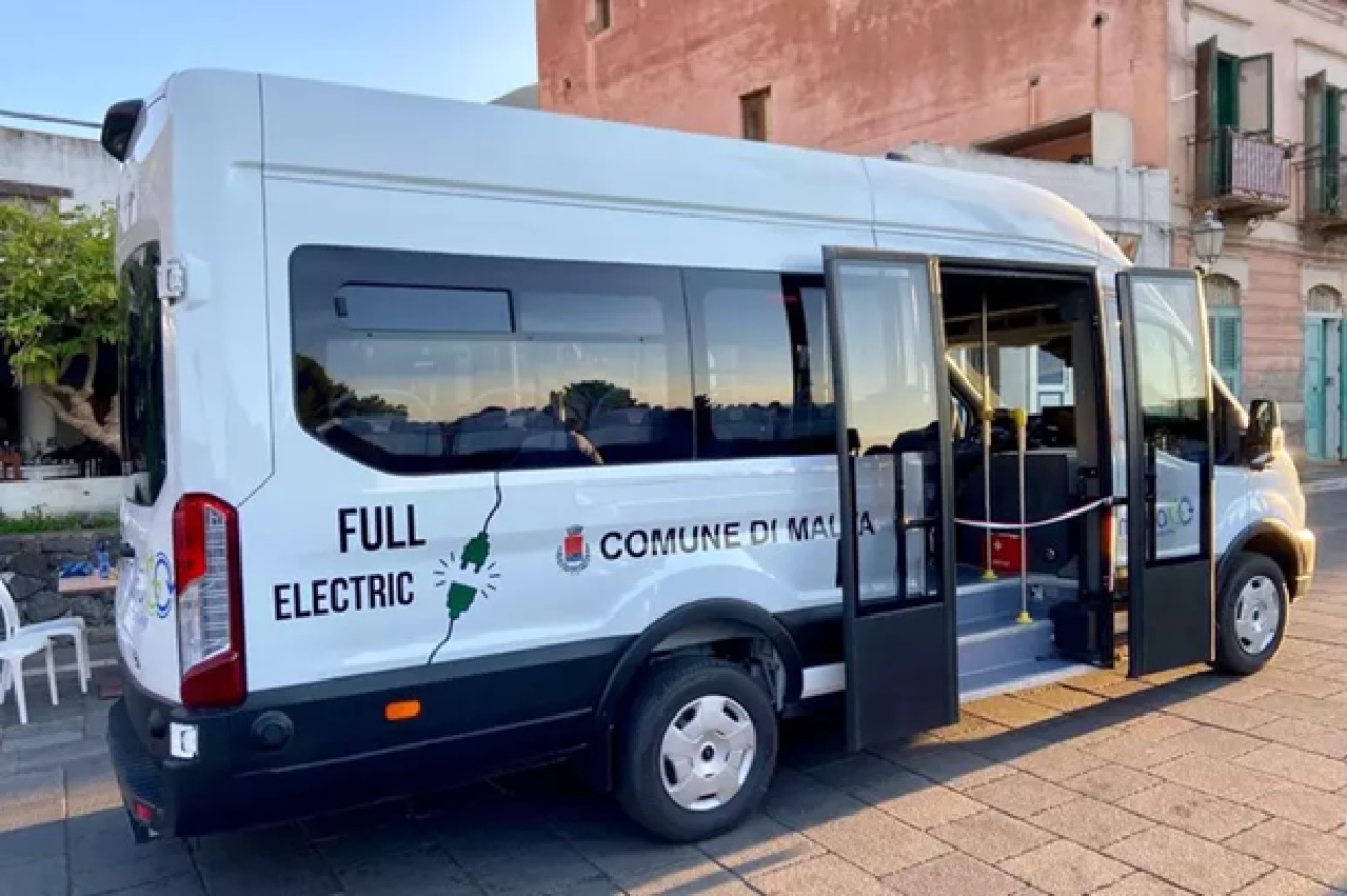 Malfa, in funzione il primo bus al 100% elettrico: accompagnerà cittadini e turisti nei principali punti d’interesse