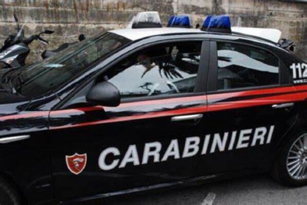 Tentano il colpo alla Tomarchio, ma se la danno a gambe senza portare via nulla