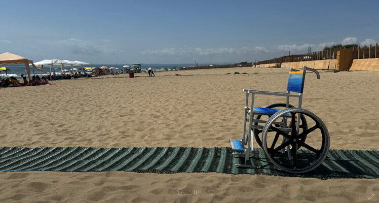 A Catania il mare diventa più accessibile: attrezzature gratuite per persone con disabilità nelle spiagge comunali