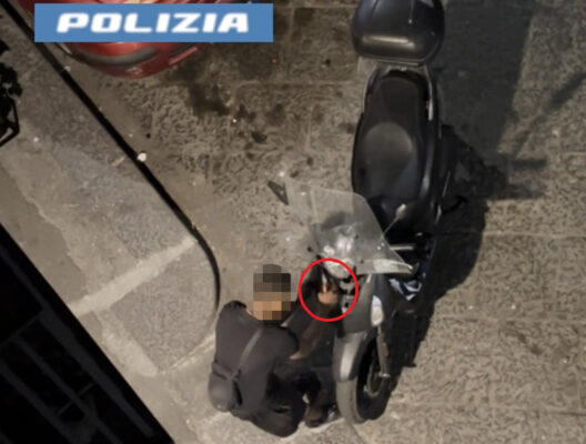 Tenta di rubare uno scooter e minaccia un testimone con un coltello: arrestato 45enne a Catania