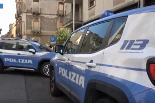Tenta di strangolare e uccidere la compagna: fermato un trentenne a Catania