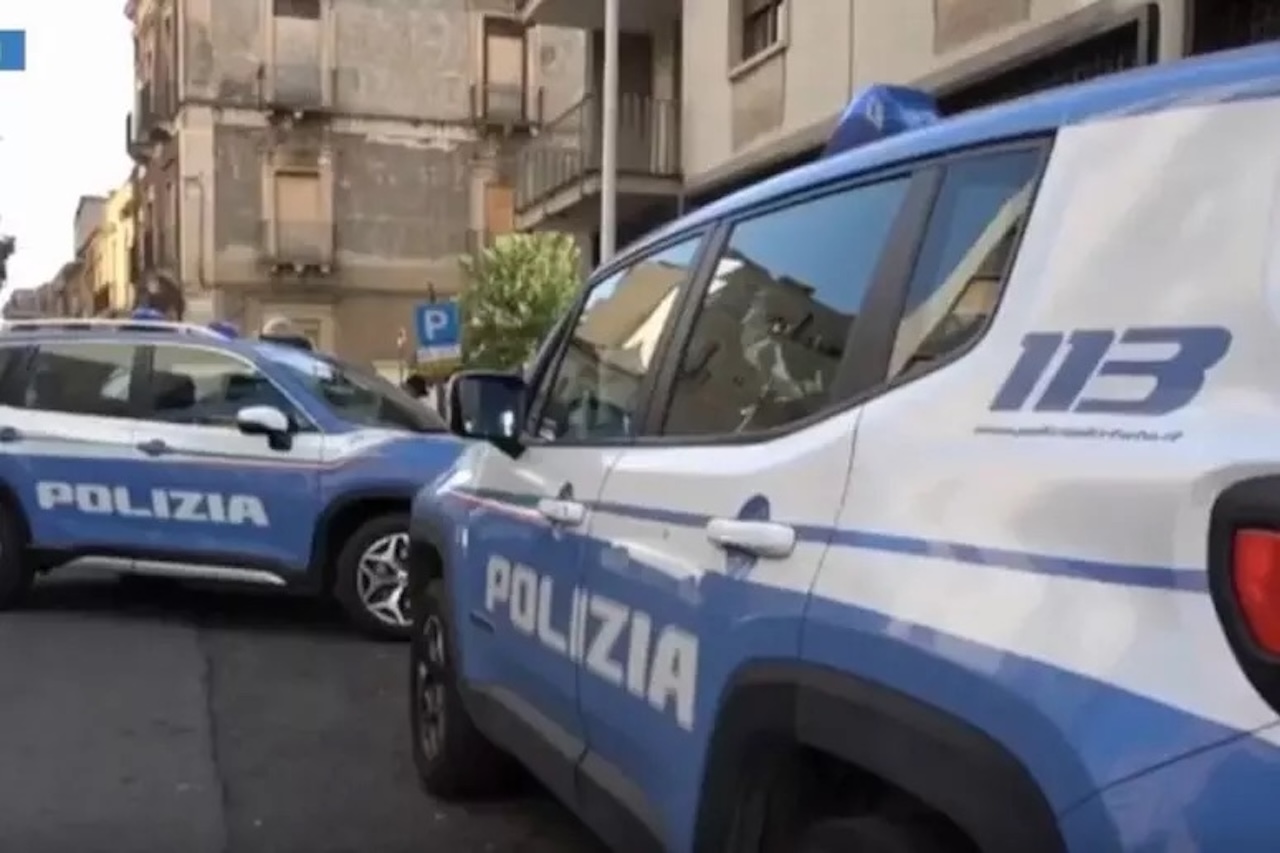 Tenta di strangolare e uccidere la compagna: fermato un trentenne a Catania