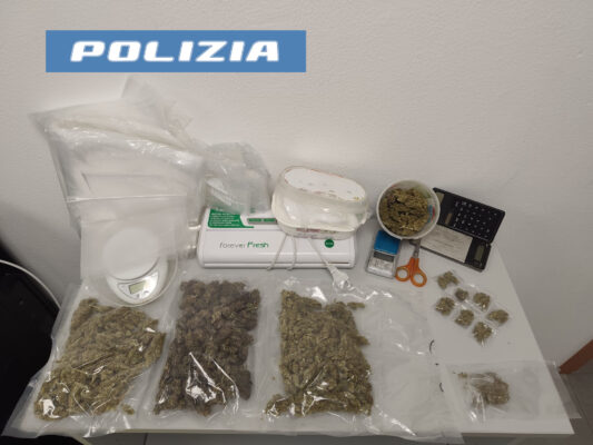Catania, evade dai domiciliari per portare a spasso il cane: in casa trovati mezzo chilo di marijuana