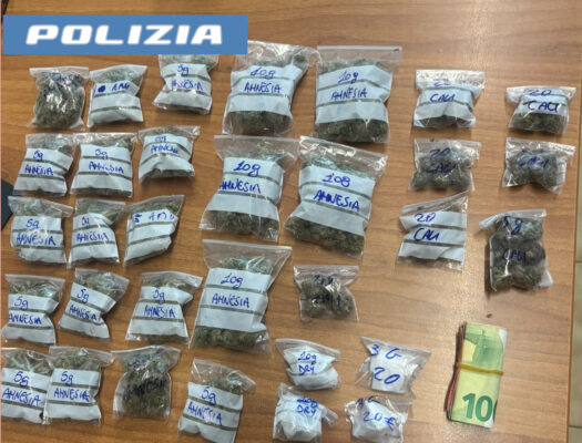 Catania, quindicenne arrestato dalla Polizia: nel marsupio oltre 200 grammi di droga già divisa in dosi