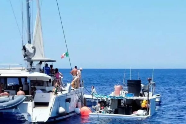 Scontro tra catamarano e peschereccio al largo di Filicudi: cinque turisti coinvolti