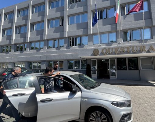 Nascondeva l’eroina nelle scarpe: arrestato un 62enne dalla Polizia di Stato a Catania