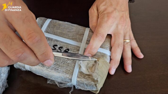 Catania, trasportava oltre 2 kg di eroina nascosti nel paraurti dell’auto: arrestato