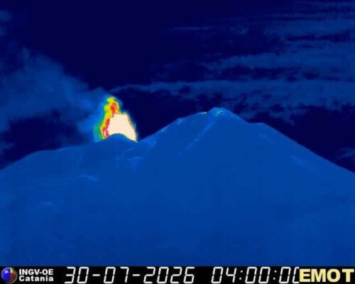 Etna, riprende l’attività stromboliana alla Voragine: emissione di cenere verso Nord-Ovest