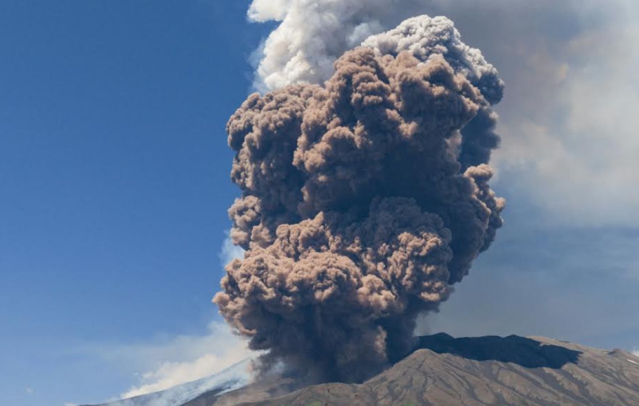 Traffico aereo in tilt a causa dell’eruzione sull’Etna: la segnalazione di un lettore