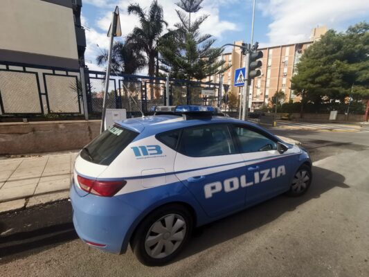 Armi, munizioni e centinaia di dosi di droga nascoste in un box: scoperto un mini-arsenale