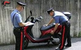 Randazzo, fermato su uno scooter con targa e telaio di altri veicoli: denunciato un 17enne