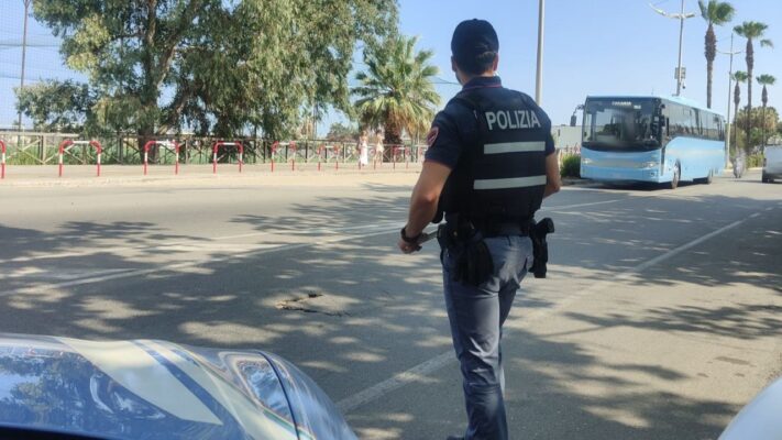 Ubriaco al volante lancia la cocaina dal finestrino: 52enne fermato alla Playa di Catania