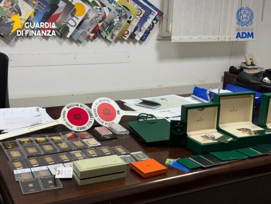 Porto di Pozzallo, maxi sequestro di lingotti d’oro, gioielli e orologi di lusso – VIDEO
