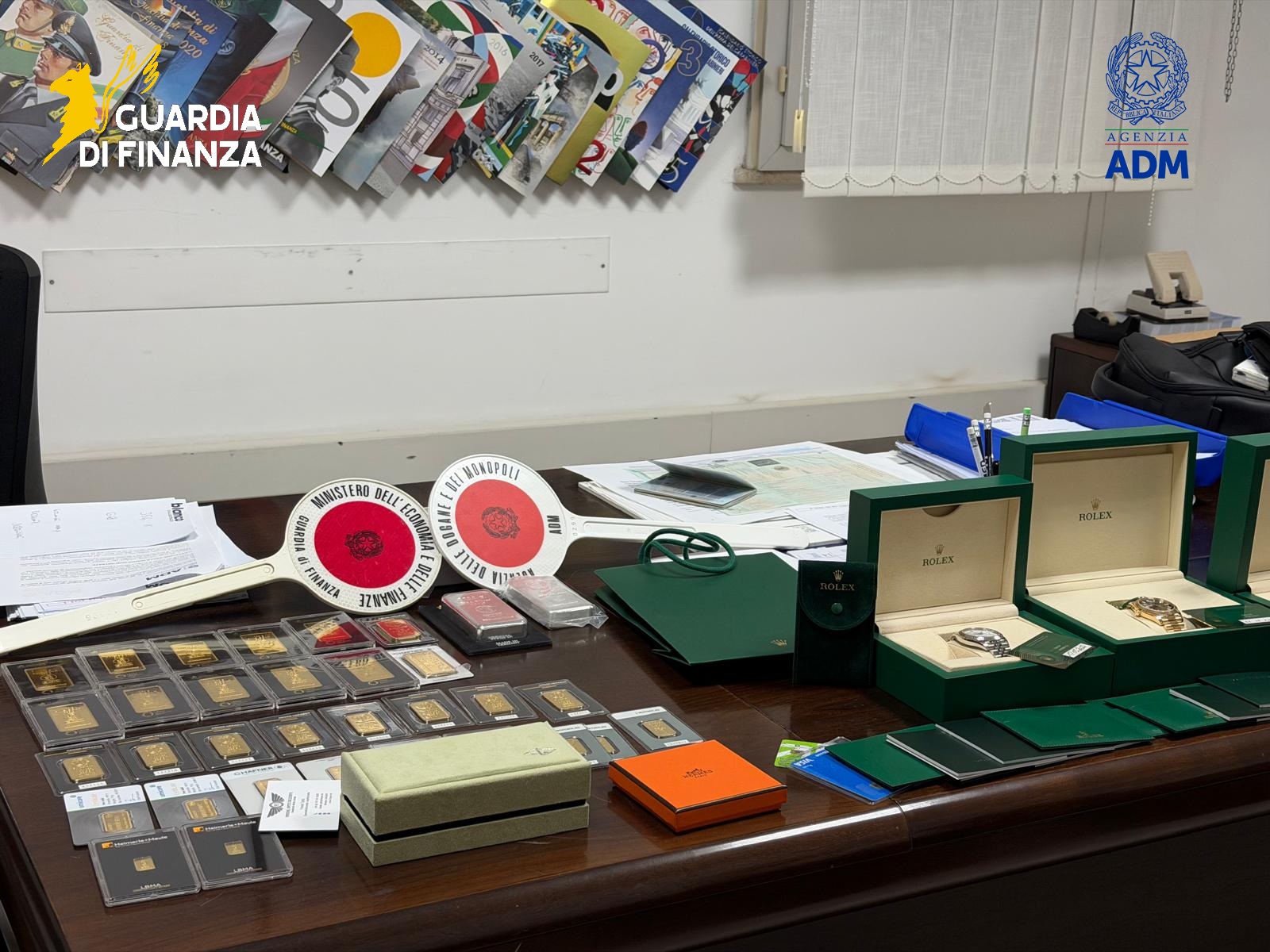Porto di Pozzallo, maxi sequestro di lingotti d’oro, gioielli e orologi di lusso – VIDEO