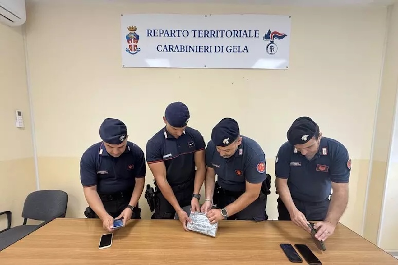 Inseguimento a Gela: arrestati due corrieri catanesi della droga con oltre 1,2 kg di cocaina