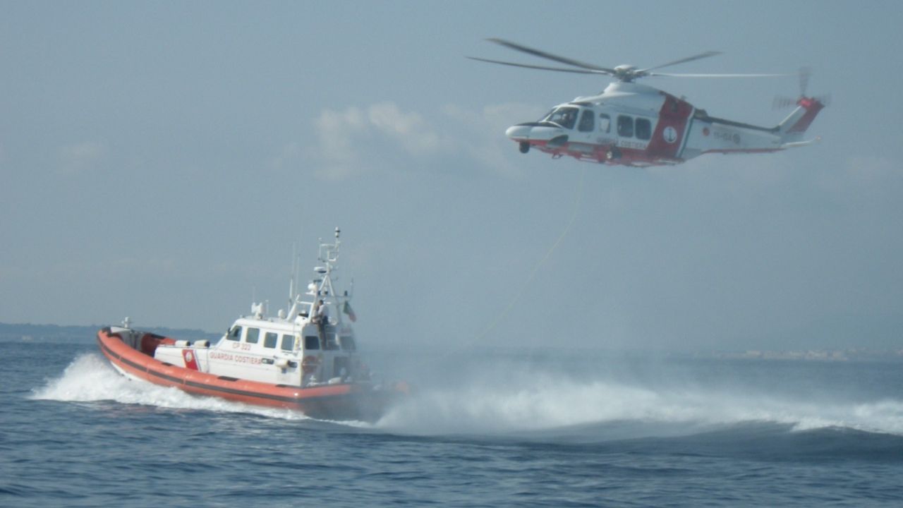 Imbarcazione alla deriva, soccorsi tre velisti irlandesi nel Siracusano
