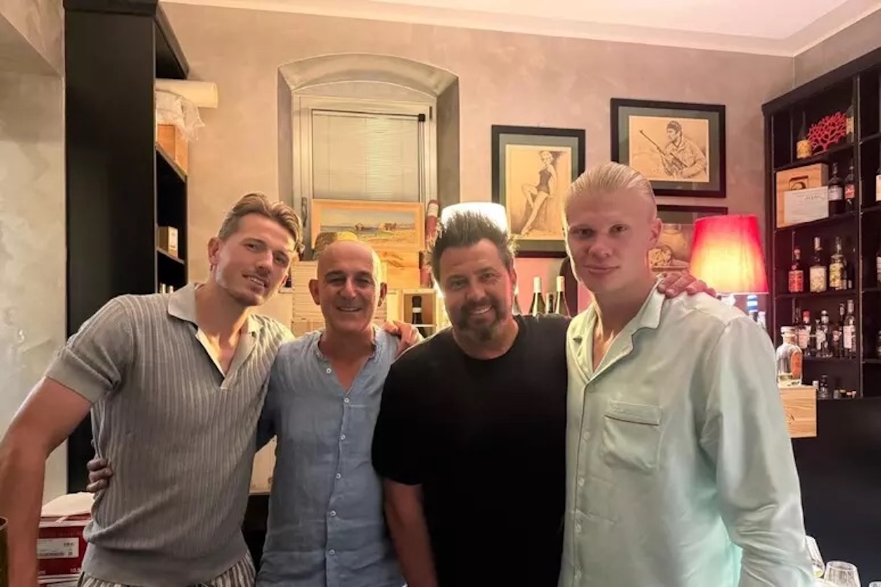 Haaland in pigiama al compleanno della fidanzata a Taormina