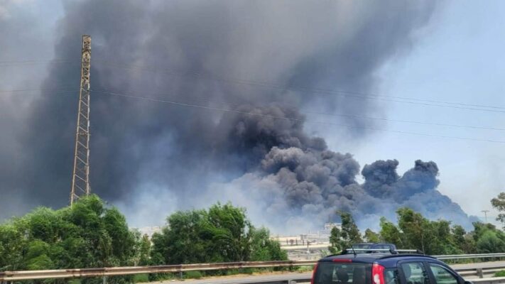 La domenica di fuoco a Termini Imerese: vasto incendio distrugge tre capannoni