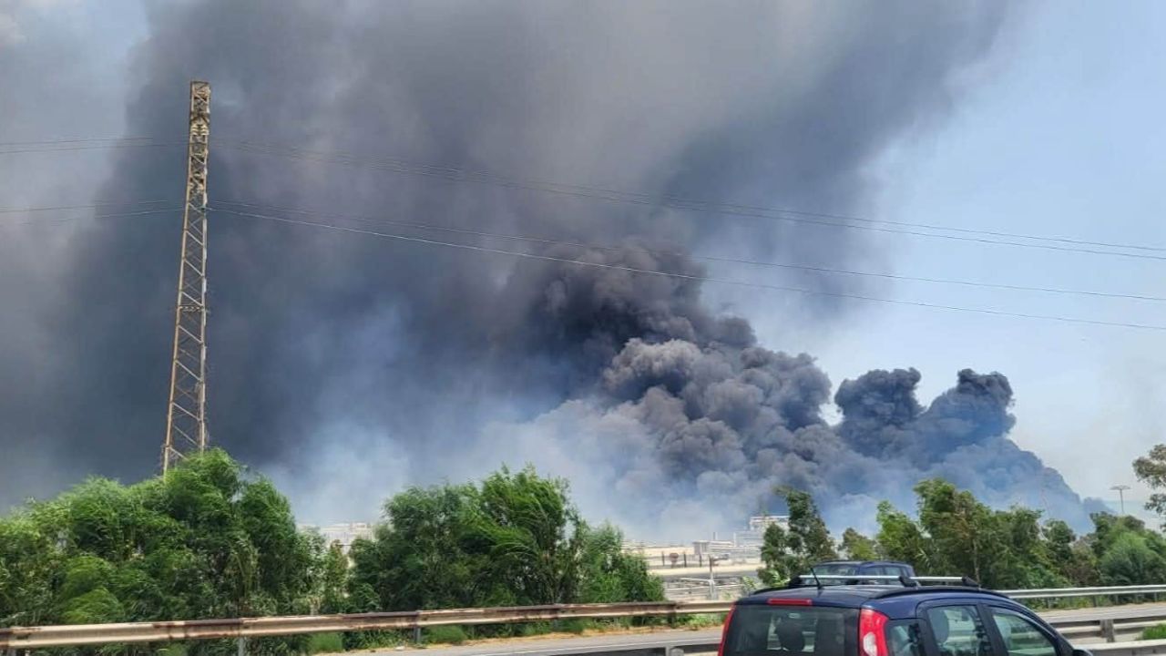 La domenica di fuoco a Termini Imerese: vasto incendio distrugge tre capannoni