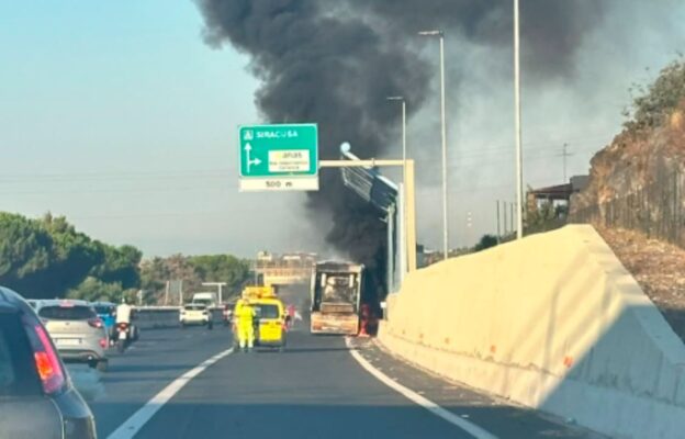 Traffico in tilt sulla Tangenziale di Catania per un incendio