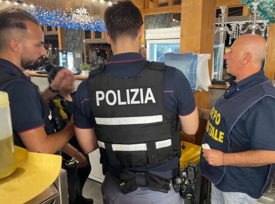 Irregolarità in due lidi di viale Kennedy: lavoro in nero e cibo non tracciato