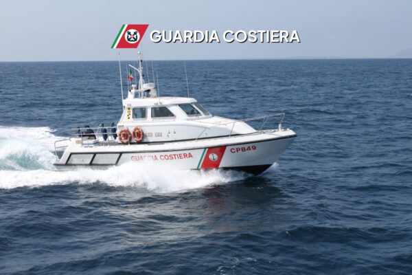 Diportista in avaria a 33 miglia dalla costa, intervento della Guardia Costiera di Trapani: salvate due persone