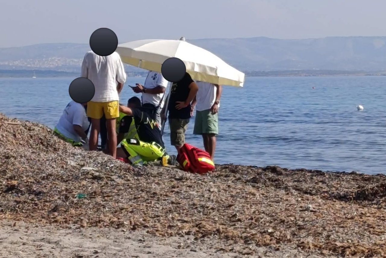 Marzamemi, malore mentre fa il bagno sulla spiaggia di Spinazza: morto un uomo