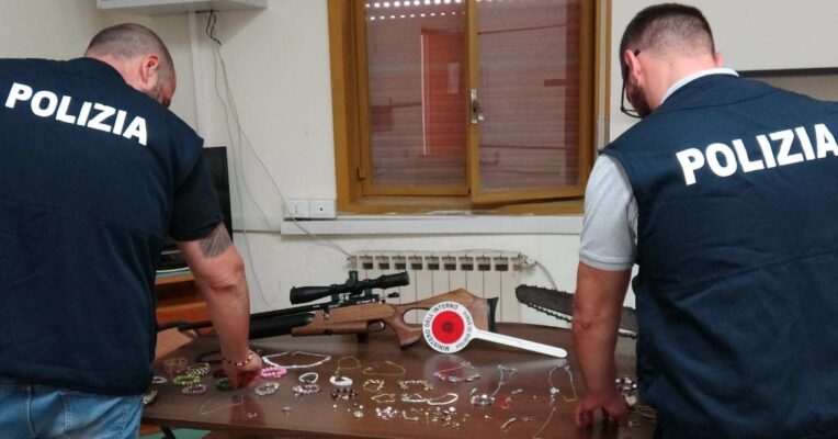 Niscemi, in auto con gioielli d’oro, una carabina e una motosega rubate: tre denunciati
