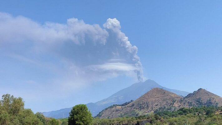 Eruzione Etna, formazione di un flusso piroclastico dal cratere Voragine