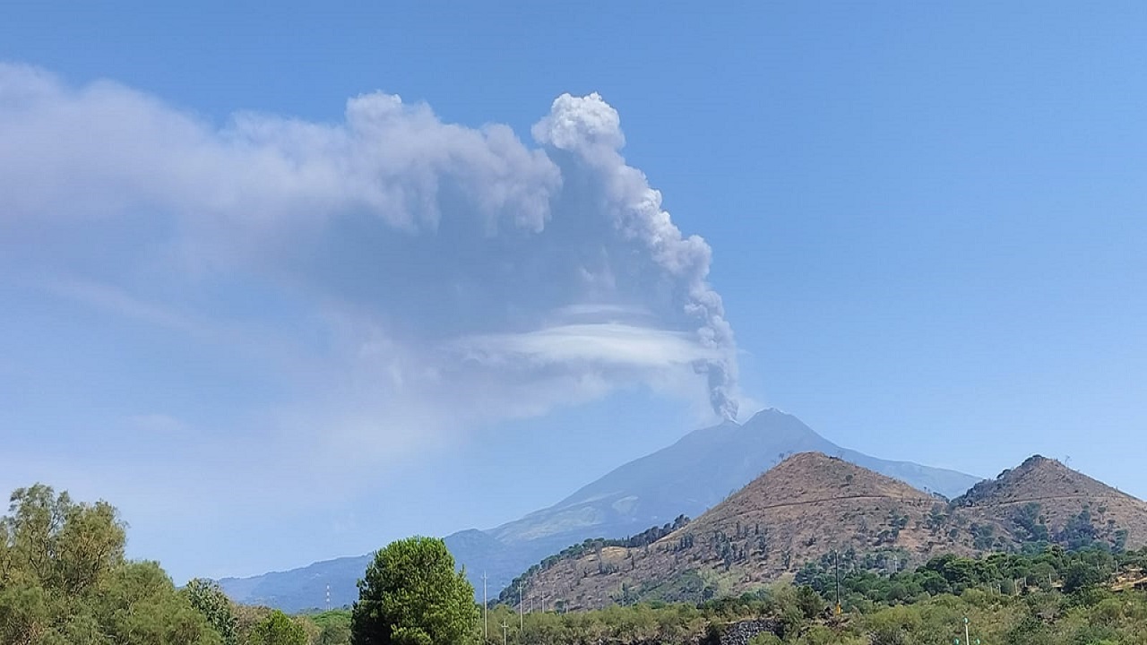 Eruzione Etna, formazione di un flusso piroclastico dal cratere Voragine
