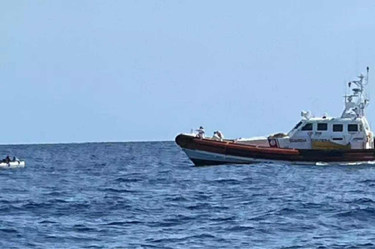 Acireale, peschereccio soccorre un un’imbarcazione con a bordo 16 migranti minorenni