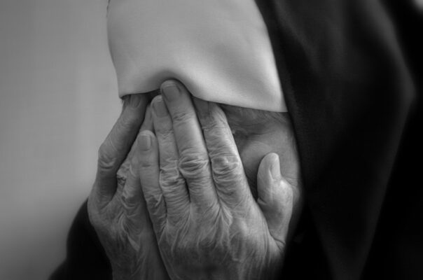 “Soldi per evitare l’inferno”: indagata suora e la sua assistente per truffa ai fedeli